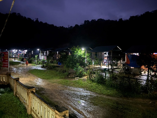 Điện lực Quảng Trị ráo riết đưa điện về các thôn, bản lõm giữa rừng Trường Sơn - Ảnh 3.