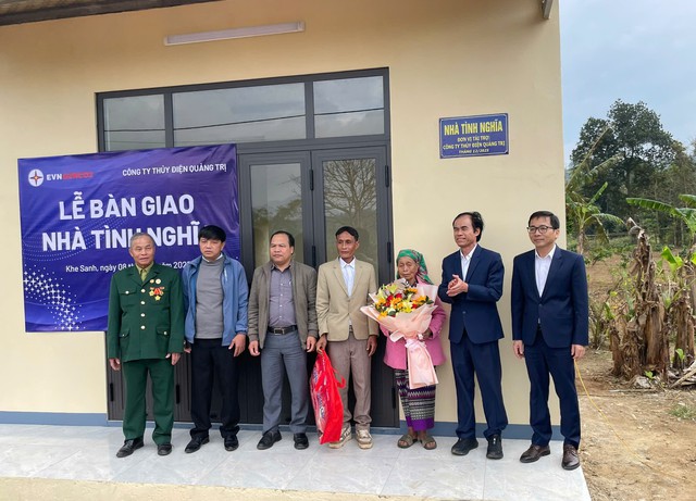 Công ty Thủy điện Quảng Trị trao tặng 2 mái ấm nghĩa tình tại xã Khe Sanh - Ảnh 1.