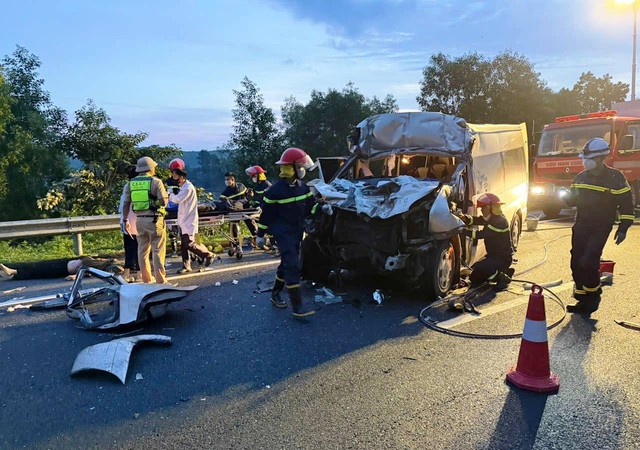Hiện trường vụ tai nạn nghiêm trọng khiến 3 người tử vong trên tuyến cao tốc Đà Nẵng - Quảng Ngãi. Ảnh: C.X