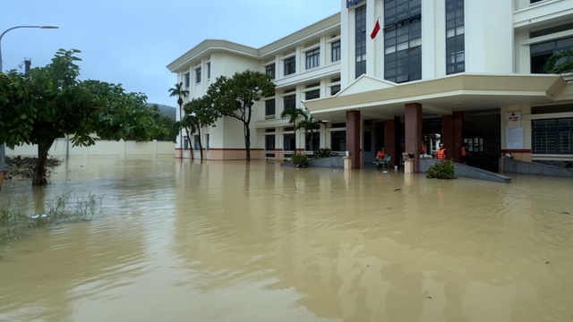 Ngành y tế Trong lũ: Cuộc chiến không ngừng nghỉ giữa thiên tai tại miền Trung - Ảnh 2. Ngành y tế Trong lũ: Cuộc chiến không ngừng nghỉ giữa thiên tai tại miền Trung - Ảnh 2.