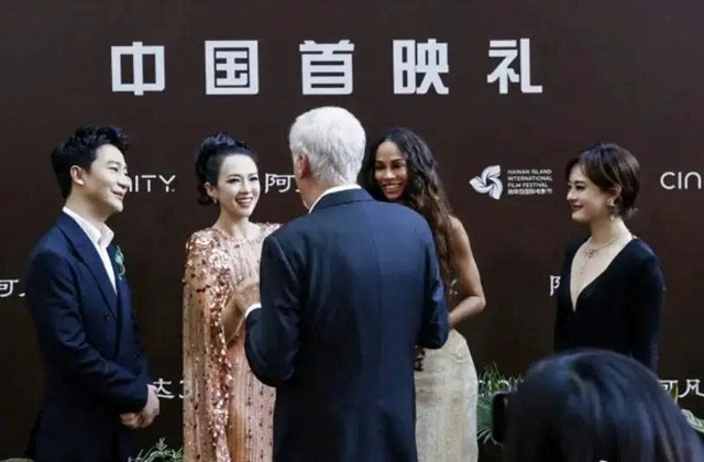 Chương Tử Di lạnh nhạt với đồng nghiệp quê nhà, nhiệt tình với sao quốc tế - Ảnh 3.