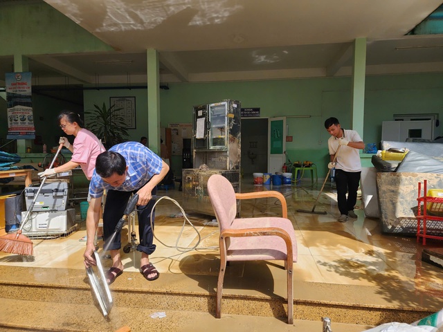 Ngành y tế Trong lũ: Cuộc chiến không ngừng nghỉ giữa thiên tai tại miền Trung - Ảnh 5. Ngành y tế Trong lũ: Cuộc chiến không ngừng nghỉ giữa thiên tai tại miền Trung - Ảnh 5.