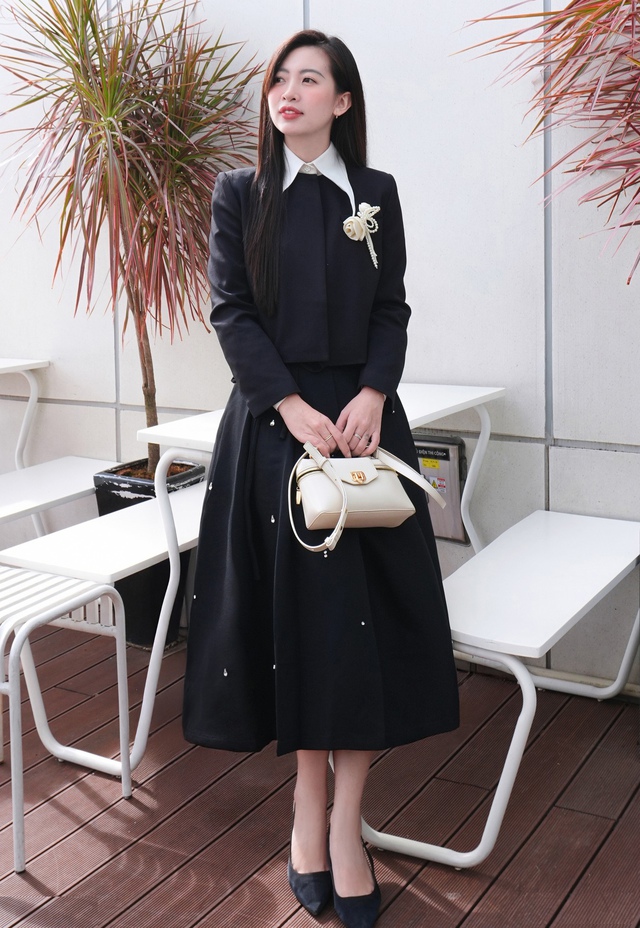 Chân váy dài phối áo khoác dáng ngắn, cặp đôi giúp nàng nổi bật cả ngày Chân váy dài phối áo khoác dáng ngắn, cặp đôi giúp nàng nổi bật cả ngày- Ảnh 1.