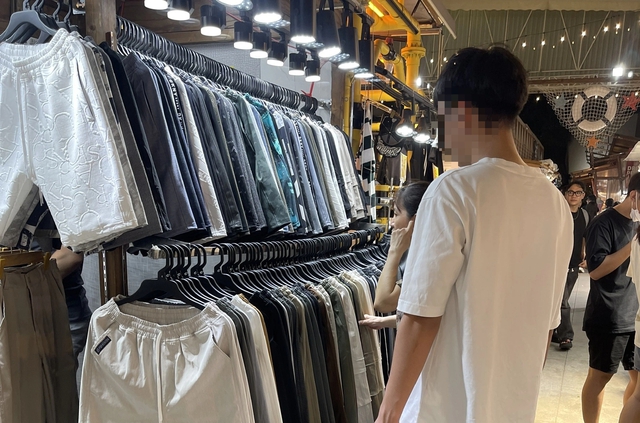 Sự thật về câu chuyện đàn ông làm gì có đồ cũ? - Ảnh 1.