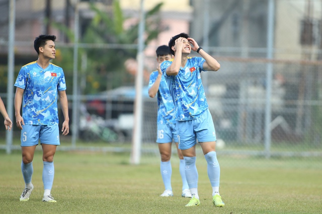 Hài hước: Ngôi sao U.23 Việt Nam 'gian lận' bất thành, đồng đội hết sức ‘tức giận’- Ảnh 5. Hài hước: Ngôi sao U.23 Việt Nam 'gian lận' bất thành, đồng đội hết sức ‘tức giận’- Ảnh 5.