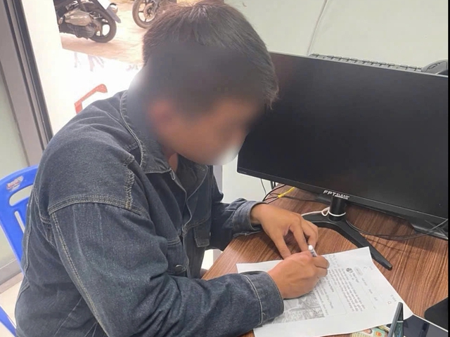 Đăng tin sai sự thật trên Facebook, xúc phạm người cứu trợ, bị phạt 7,5 triệu đồng - Ảnh 1.