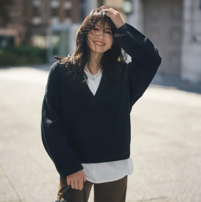 Áo len cổ chữ V, mặc từ văn phòng đến đường phố đều đẹp - Ảnh 4.