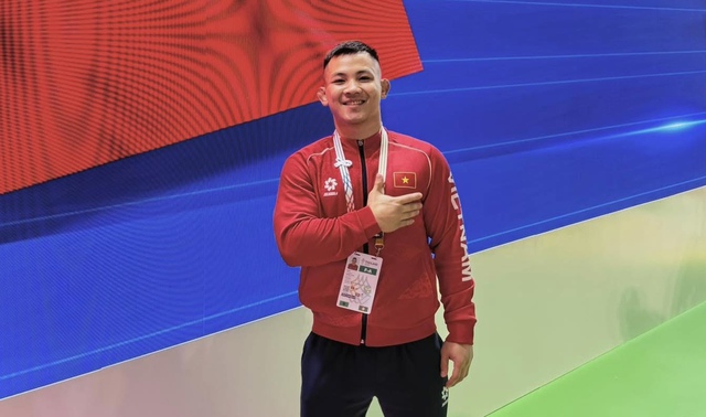 Võ sĩ ‘tí hon’ 1,49m Đào Hồng Sơn: Niềm hy vọng vàng SEA Games và thử thách 'trái nghề'- Ảnh 1. Võ sĩ ‘tí hon’ 1,49m Đào Hồng Sơn: Niềm hy vọng vàng SEA Games và thử thách 'trái nghề'- Ảnh 1.