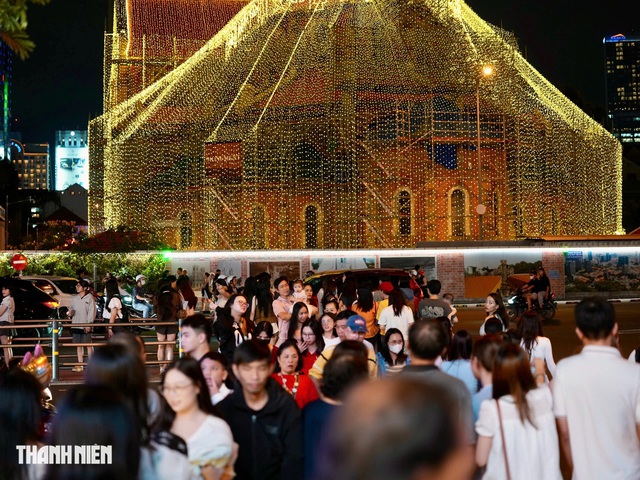 Từ nay đến Giáng sinh, có được vào tham quan nhà thờ Đức Bà?- Ảnh 4. Từ nay đến Giáng sinh, có được vào tham quan nhà thờ Đức Bà?- Ảnh 4.