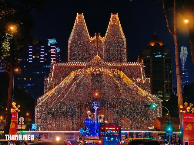 Từ nay đến Giáng sinh, có được vào tham quan nhà thờ Đức Bà?- Ảnh 2. Từ nay đến Giáng sinh, có được vào tham quan nhà thờ Đức Bà?- Ảnh 2.