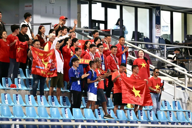 Tiền vệ Bích Thùy nén nỗi buồn: 'Càng ở thế khó, đội tuyển nữ Việt Nam càng làm nên kỳ tích'- Ảnh 4. Tiền vệ Bích Thùy nén nỗi buồn: 'Càng ở thế khó, đội tuyển nữ Việt Nam càng làm nên kỳ tích'- Ảnh 4.