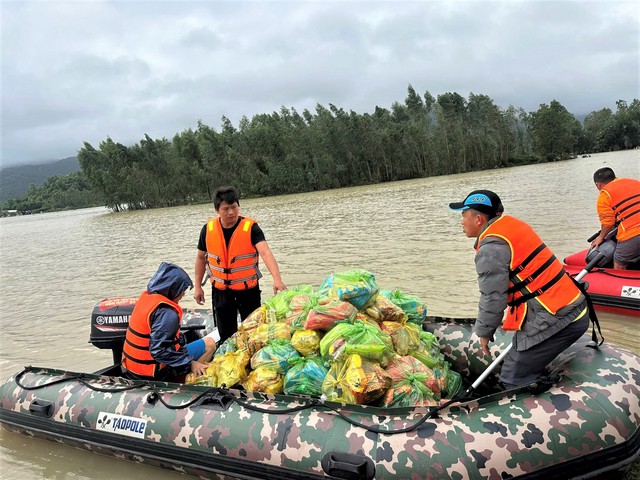 Đội cứu hộ SOS Mân Côi Hà Tĩnh: Cứu người không quản hiểm nguy - Ảnh 2. Đội cứu hộ SOS Mân Côi Hà Tĩnh: Cứu người không quản hiểm nguy - Ảnh 2.