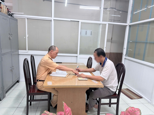 Tài xế xe buýt vượt đèn đỏ bị CSGT phạt 19 triệu: 'Chạy nhanh, không kịp dừng' - Ảnh 2.