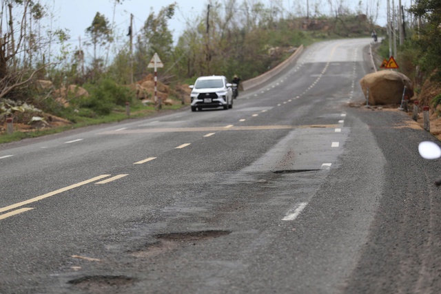 Sau mưa lũ, QL 1D nhan nhản ổ gà, ổ voi - Ảnh 1.
