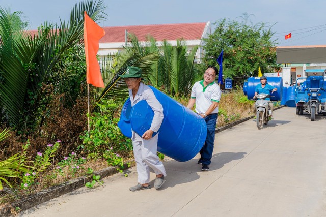 Người dân xã Phước Vĩnh Đông phấn khởi khi nhận bồn chứa nước