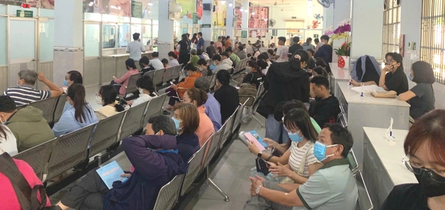 Đổ xô đi tiêm vắc xin cúm- Ảnh 2. Đổ xô đi tiêm vắc xin cúm- Ảnh 2.