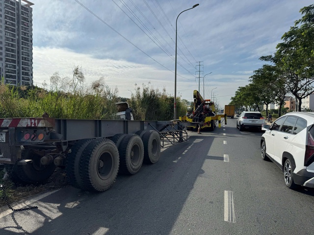 TP.HCM: Xe đầu kéo gây tai nạn trên đường Võ Chí Công- Ảnh 2.