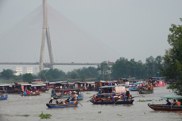 Độc đáo miền Tây: Hàng trăm ghe, tàu ra sông Hậu chơi lễ hội tống phong- Ảnh 8.