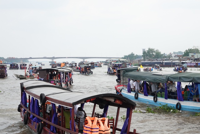 Độc đáo miền Tây: Hàng trăm ghe, tàu ra sông Hậu chơi lễ hội tống phong- Ảnh 2.