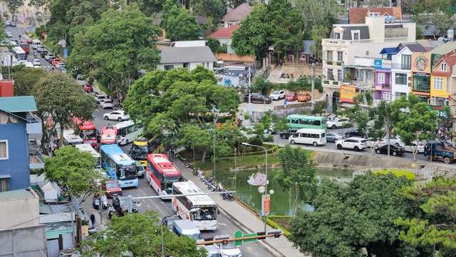 Hạ tầng giao thông 'bó chân' du lịch- Ảnh 2.