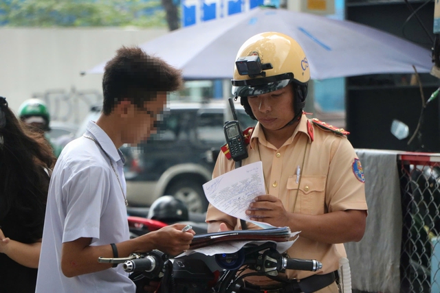 Giao xe máy cho con đi học ở TP.HCM, nhiều phụ huynh bất ngờ bị CSGT phạt 12 triệu- Ảnh 2.