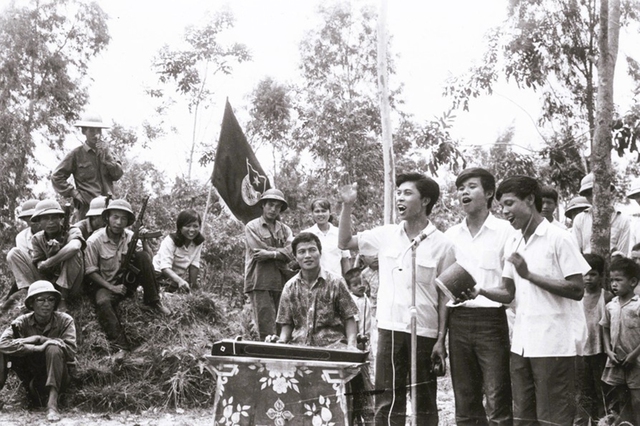 Tình yêu từ chiến hào: Câu hát chèo nên duyên- Ảnh 6.