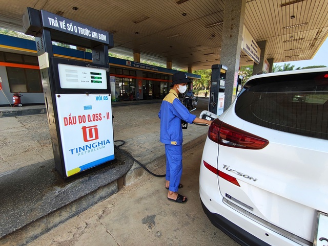 Gi&aacute; xăng dầu h&ocirc;m nay 6.2.2026: Thế giới lao dốc, trong nước tăng- Ảnh 1.