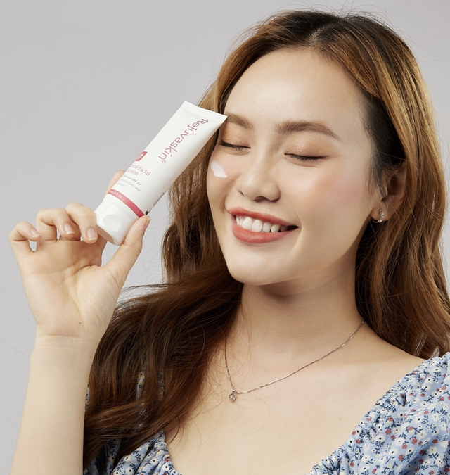 Top 10 kem chống nắng kiềm dầu nâng tone trắng hồng tự nhiên như dùng cushion- Ảnh 1.