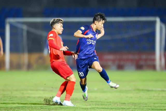 VPF mạnh tay về mặt sân xấu tại V-League- Ảnh 1.