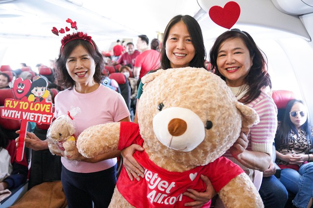 Phi hành đoàn gấu mang Valentine ngọt ngào đến với hành khách bay cùng Vietjet- Ảnh 7.