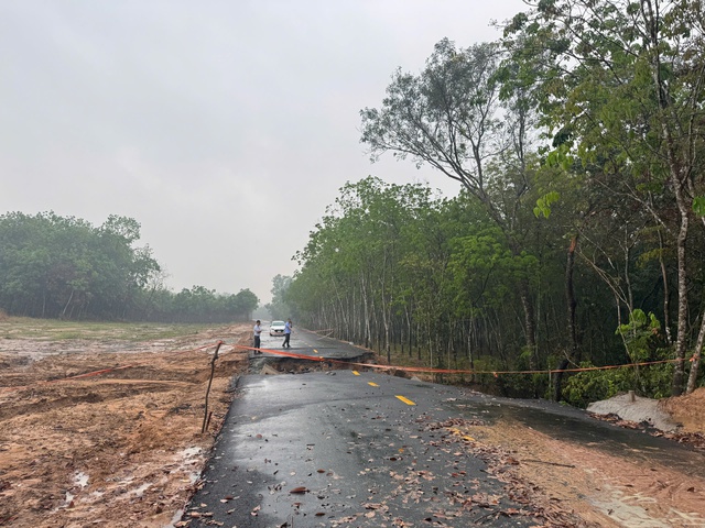 Bình Dương: Mưa lớn gây sạt lở đường, 2 người bị thương do lọt xuống hố- Ảnh 2.