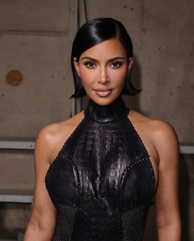 Kim Kardashian lộ ảnh hôn trai lạ trên bãi biển- Ảnh 2.