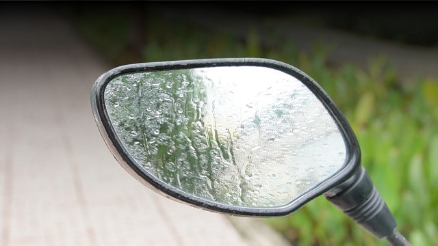 2 mẹo chống đọng nước trên gương chiếu hậu ô tô, xe máy khi trời mưa- Ảnh 1.