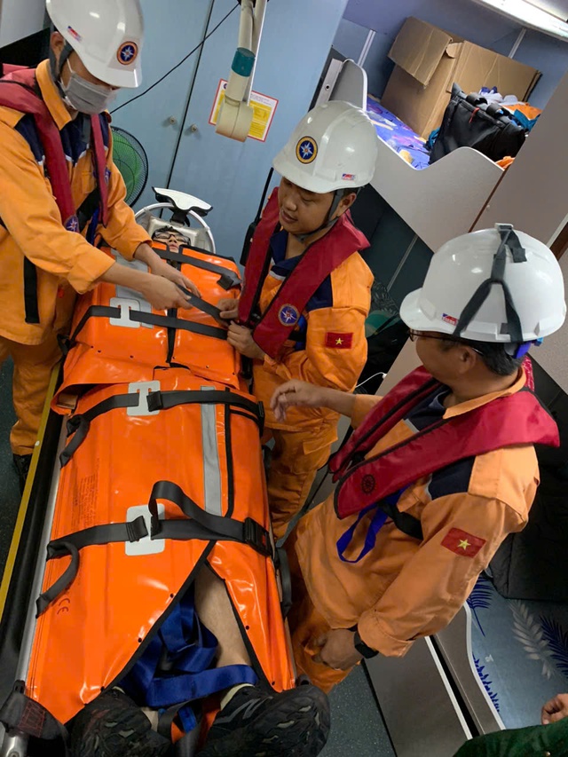 Cứu nạn kịp thời thuyền viên người nước ngoài trên biển lúc nửa đêm- Ảnh 1. Cứu nạn kịp thời thuyền viên người nước ngoài trên biển lúc nửa đêm- Ảnh 1.