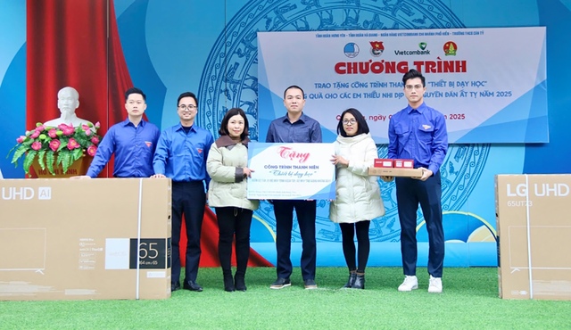 Ông Phạm Thái Sơn - PGĐ Vietcombank Phố Hiến (đứng giữa) cùng đoàn thanh niên Chi nhánh trao tặng quà cho nhà trường