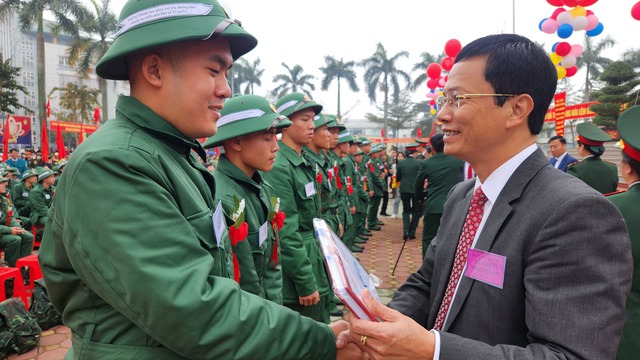 Tiễn đích tôn nhập ngũ, bà nội mong cháu tiếp nối truyền thống gia đình- Ảnh 5.