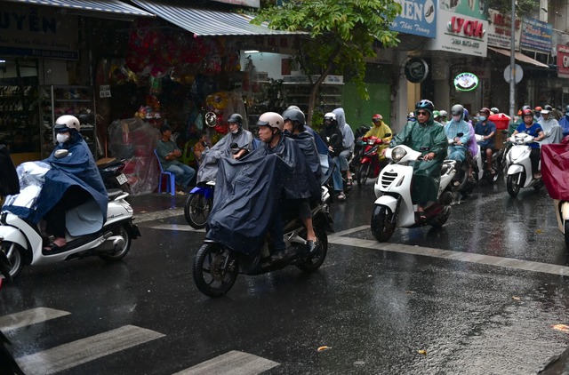 Vì sao xuất hiện mưa trái mùa lịch sử ở Nam bộ?- Ảnh 1.