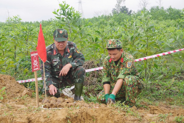 Quảng Trị: Xây lăng mộ, phát hiện hơn 40 quả đạn còn chất nổ- Ảnh 2.