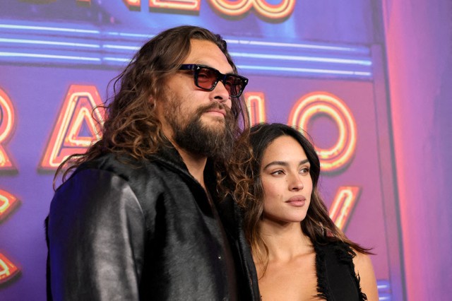 'Aquaman' Jason Momoa tình tứ bên bạn gái mới- Ảnh 1.