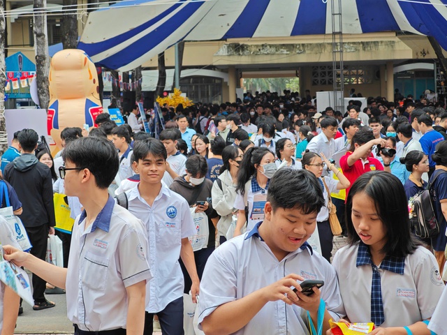 Khai mạc Tư vấn mùa thi 2025: Bộ GD-ĐT nêu thông tin gì mới?- Ảnh 2.