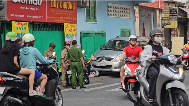 TP.HCM: Ô tô 7 chỗ lao lên vỉa hè nghi do tài xế đột quỵ- Ảnh 1.