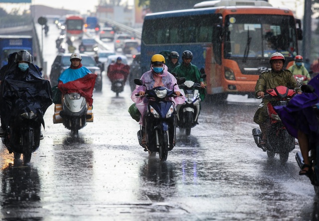 5 rủi ro cần lưu ý khi đi xe máy dưới trời mưa - Ảnh 1.