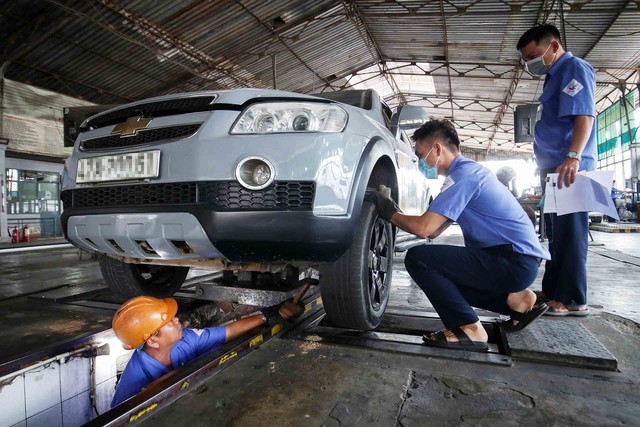 Đăng kiểm lo rớt, đổi bằng lái ùn tắc- Ảnh 1.