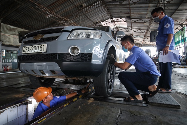 Thực hư lắp đèn soi biển số phía trước ô tô sẽ bị phạt? - Ảnh 1.
