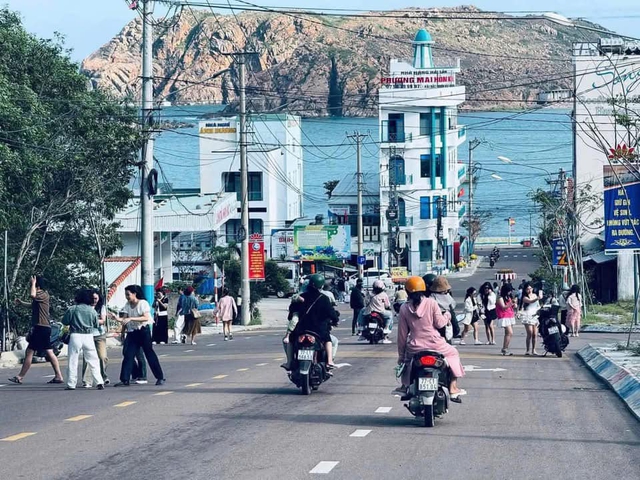 'Đu trend Đại Lý' ra giữa đường chụp ảnh bị công an mời làm việc, nhắc nhở- Ảnh 2.