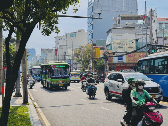 Hết đợt mưa trái mùa, thời tiết TP.HCM nắng nóng rát mặt- Ảnh 3.