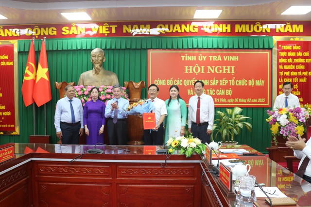 Nhiều c&aacute;n bộ l&atilde;nh đạo ở tỉnh Tr&agrave; Vinh xin nghỉ hưu trước tuổi- Ảnh 1.