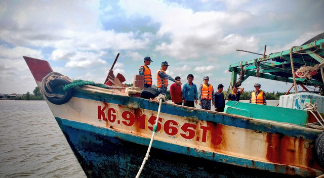 Bắt giữ thuyền trưởng tàu cá mua dầu của tàu lạ trên biển để bán kiếm lời- Ảnh 2. Bắt giữ thuyền trưởng tàu cá mua dầu của tàu lạ trên biển để bán kiếm lời- Ảnh 2.