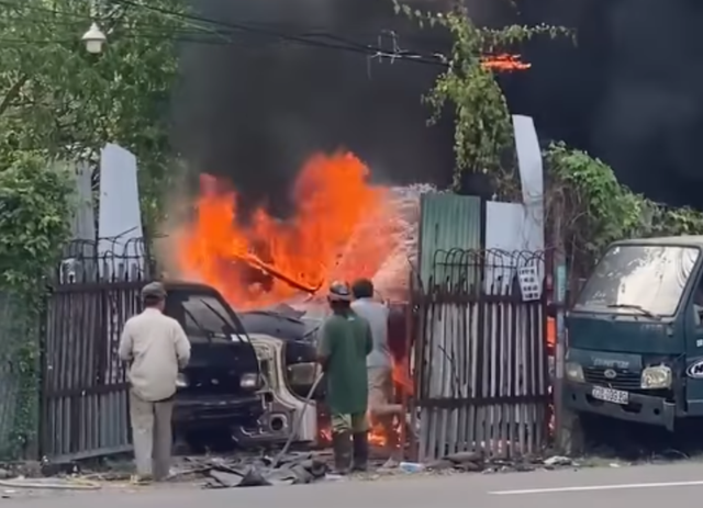 Cháy lớn trong bãi phế liệu ở Khánh Hòa- Ảnh 1.