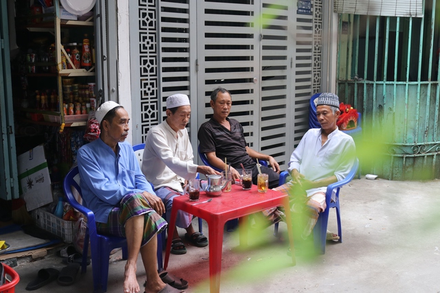 ‘Đặc sản’ hẻm Sài Gòn: Độc lạ hẻm không uống rượu bia, kiêng ăn thịt heo- Ảnh 1.